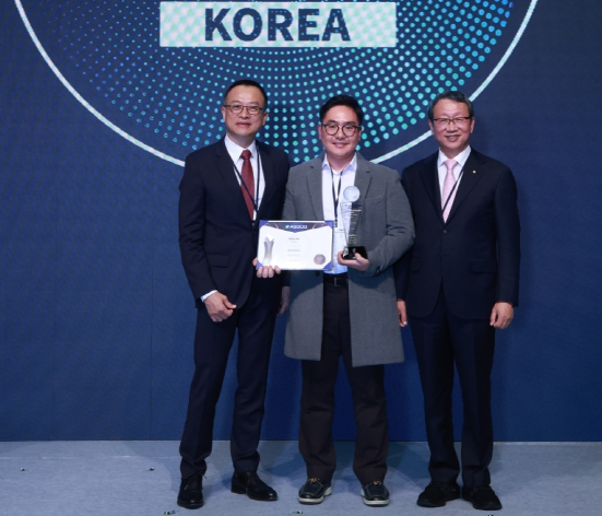 브라이언 센 아소시오 회장(왼쪽부터), 김수인 엘리스그룹 CRPO, 정진섭 한국정보산업연합회장이 포즈를 취하고 있다. (사진=엘리스그룹) 