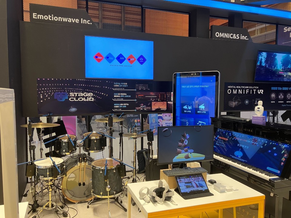 지난 10월 '코리아 메타버스 페스티벌 2023'에 참여한 이모션웨이브의 부스 전경 (사진=이모션웨이브)