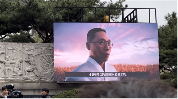 ‘제84회 순국선열의날 기념식'에서 AI 디지털 휴먼 백범 김구선생이 순국선열추념문을 낭독하고 있다. (사진=아크릴)