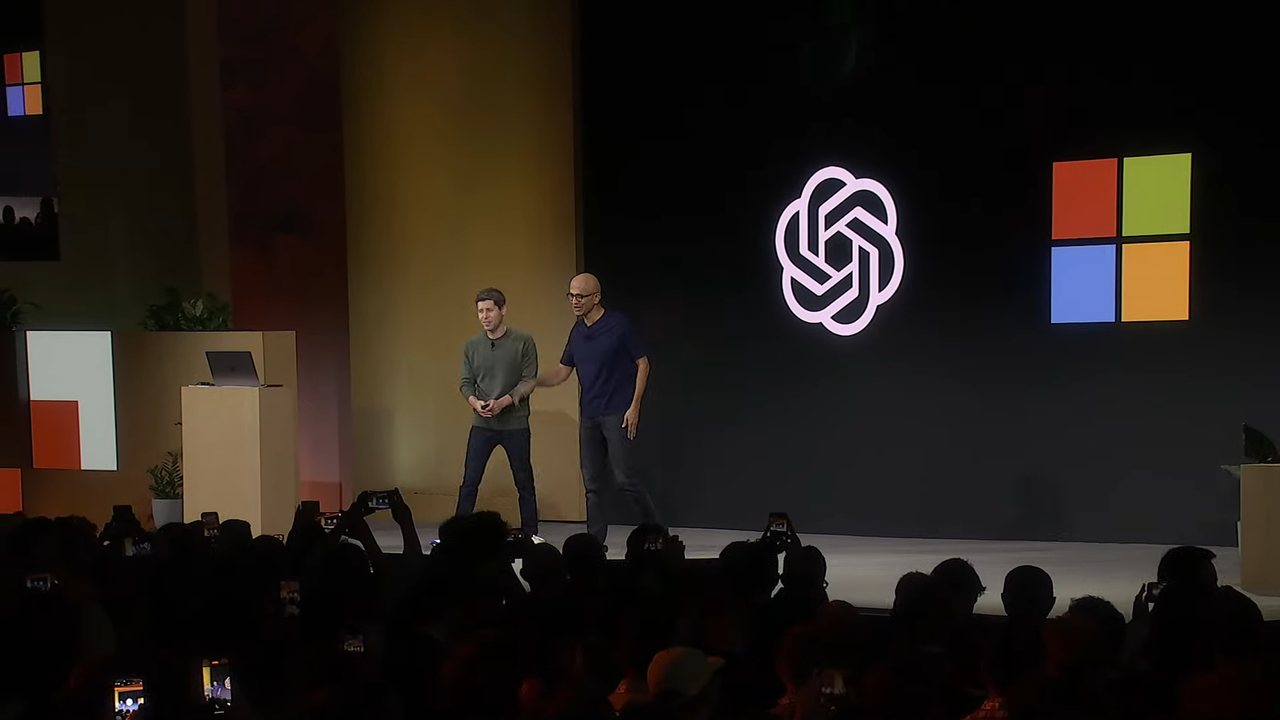 사티아 나델라 MS CEO(오른쪽)가 지난 오픈AI 행사장에 등장, 샘 알트먼 CEO와 인사를 나누고 있다. (사진=오픈AI)