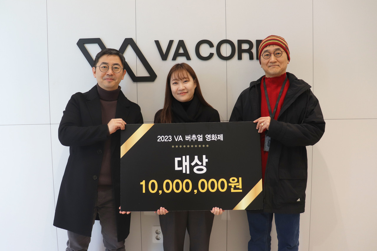 '2023 VA 버추얼 영화제' 숏필름 공모전에 대상을 수상한 오은영 감독(가운데) (사진=브이에이코퍼레이션) 