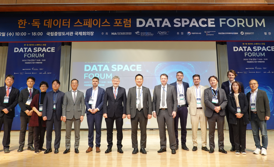 요른 바이서트 독일 부대사(왼쪽 7번째)와 황종성 NIA 원장(8번째), 프랑크 쾨스터 DLR AI센터 소장(9번째0 등이 깅념 촬영을 하고 있다. (사진=NIA)