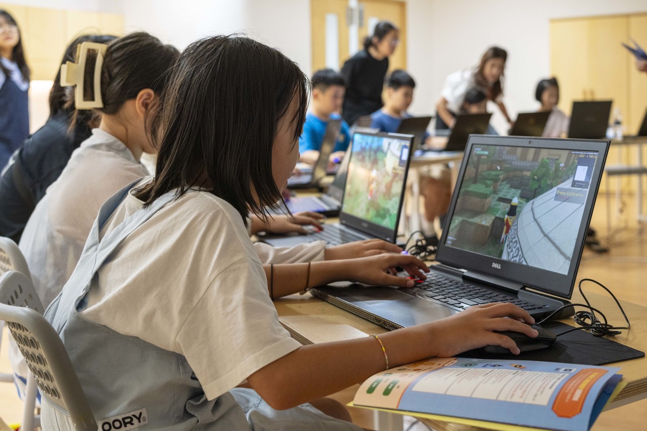 칠드런 랜드를 플레이하는 어린이 체험단 (사진=ACC재단)