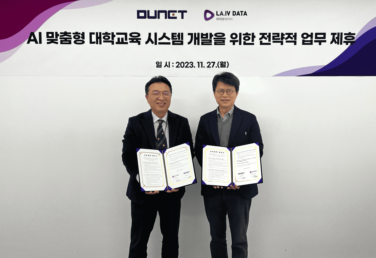 박수정 라이브데이터 대표(오른쪽)와 김평국 디유넷 대표가 MOU 체결 기념 촬영을 하고 있다. (사진=라이브데이터)