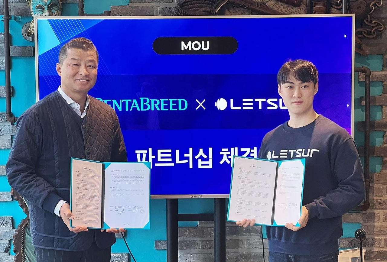 심규현 렛서 대표(오른쪽)와 박태희 펜타브리드 대표가 '생성 AI 마케팅 기술 고도화' MOU 체결 기념 촬영을 하고 있다. (사진=렛서)