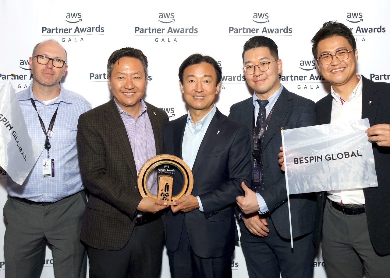 김써니 베스핀글로벌 대표와 장인수 한국 대표가 라스베이거스에서 열린 ‘2023 지역 & 글로벌 AWS 파트너 어워즈’에서 올해의 글로벌 MSP 파트너상을 수상하고 있다.(사진=베스핀글로벌)