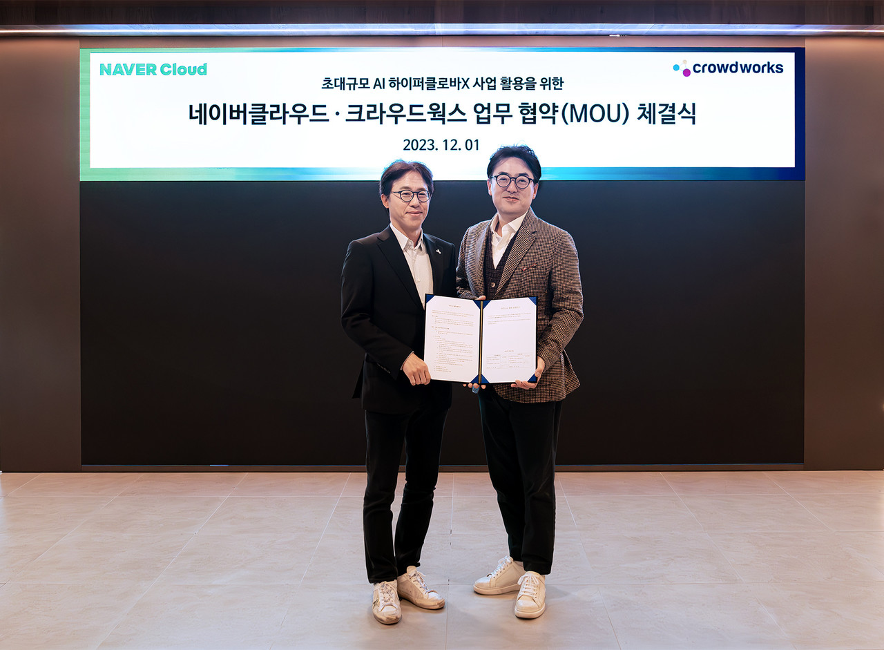 박민우 크라우드웍스 대표(좌)와 임태건 네이버클라우드 상무가 기념 촬영을 하고 있다. (사진=크라우드웍스)