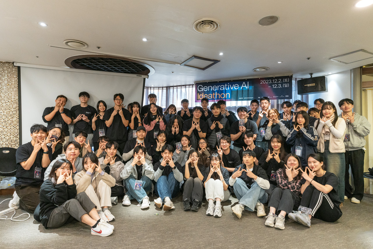 제1회 생성 AI 아이디어톤 참가자들이 기념촬영을 하고 있다. (사진=뤼튼테크놀로지스)