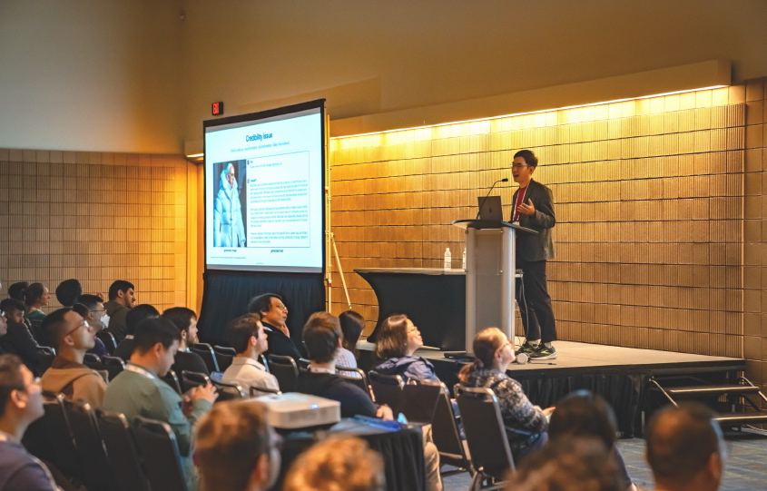 이문태 LG AI연구원 어드밴스드 ML랩장이 ‘엑사원 유니버스’를 소개하고 있다. (사진=LG AI연구원)