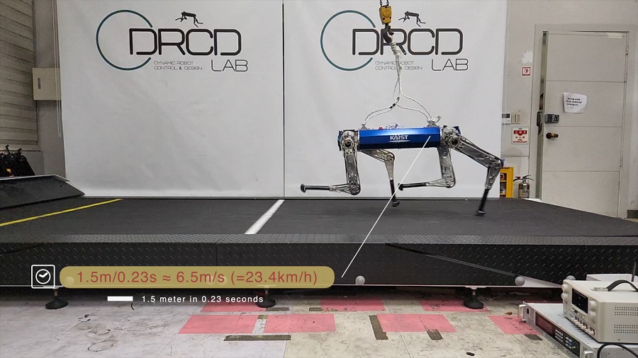 하운드가 러닝머신 위에서 초당 6.5m (시간 당 23.4km)의 속도로 달리는 모습 (사진=KAIST)