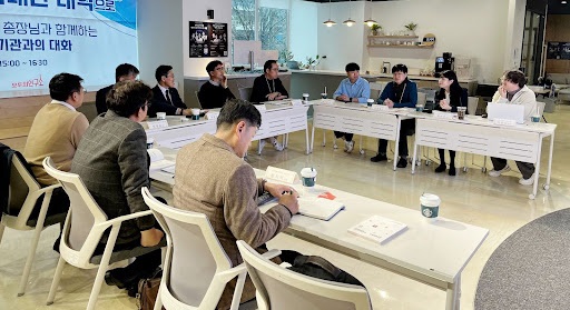 한국기술교육대학교, 직업능력심사평가원, 모두의연구소 관계자들이 직업교육 협업방안을 논의히고 있다. (사진=모두의연구소)