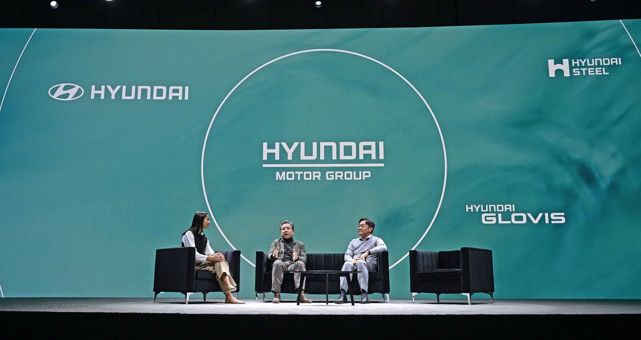 장재훈 현대자동차 사장(가운데)이 CES 2024미디어데이에서 수소 대전환에 대해 발표하고 있다. (사진=현대자동차)