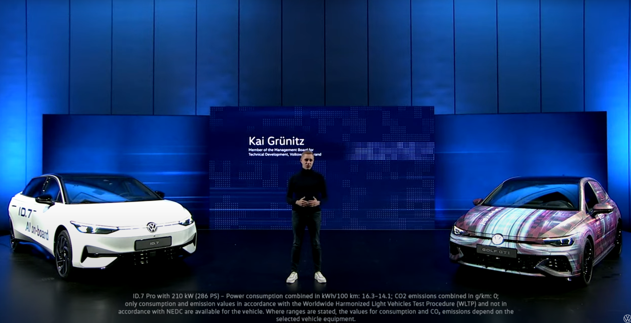 카이 그뤼니츠 폭스바겐 기술 개발 이사회 멤버가 CES 프레스 컨퍼런스를 통해 '챗GPT'가 탑재된 ID.7 전기 세단과 골프 GTI를 소개하고 있다. (사진=유튜브 Volkswagen News 채널 'Volkswagen and Cerence to Unveil AI-Powered Driver Experience at CES 2024' 캡처)