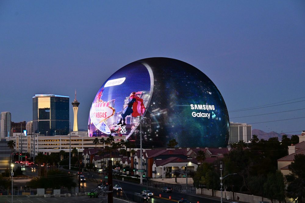 개막 전날 밤 라스베이거스의 랜드마크 스피어에서 공개된 ‘갤럭시 언팩’ 디지털 티징 대형 영상 (사진=삼성전자)