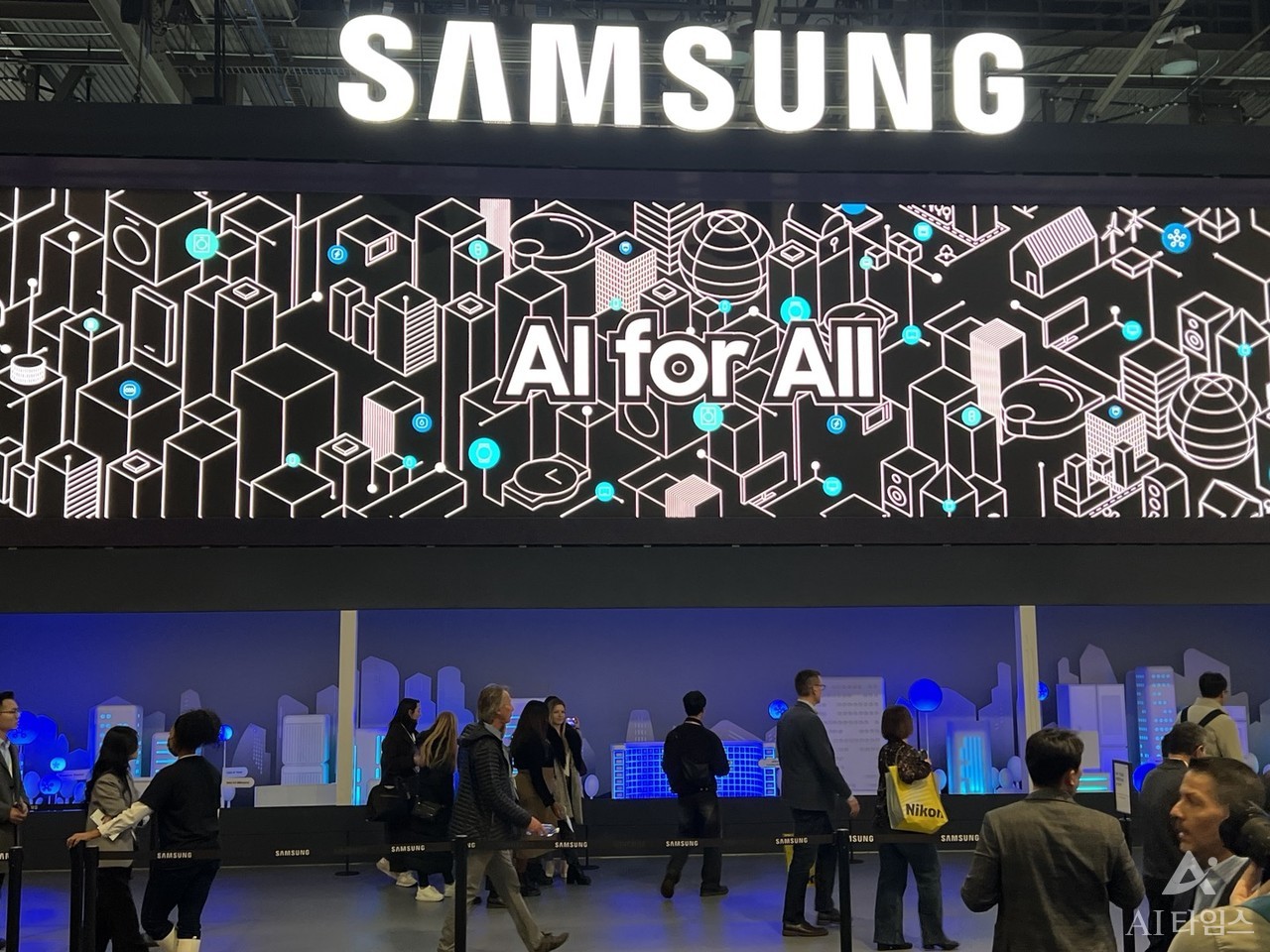 삼성전자는 참가업체 중 최대인 3934㎡(약 1192평) 규모의 부스를 준비했다.