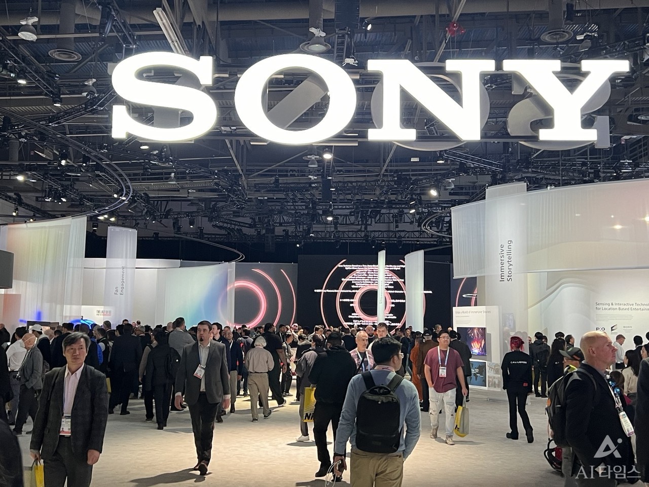 소니는 VR(가상현실)헤드셋과 함께 공간 콘텐츠 창작 시스템을 공개했다.