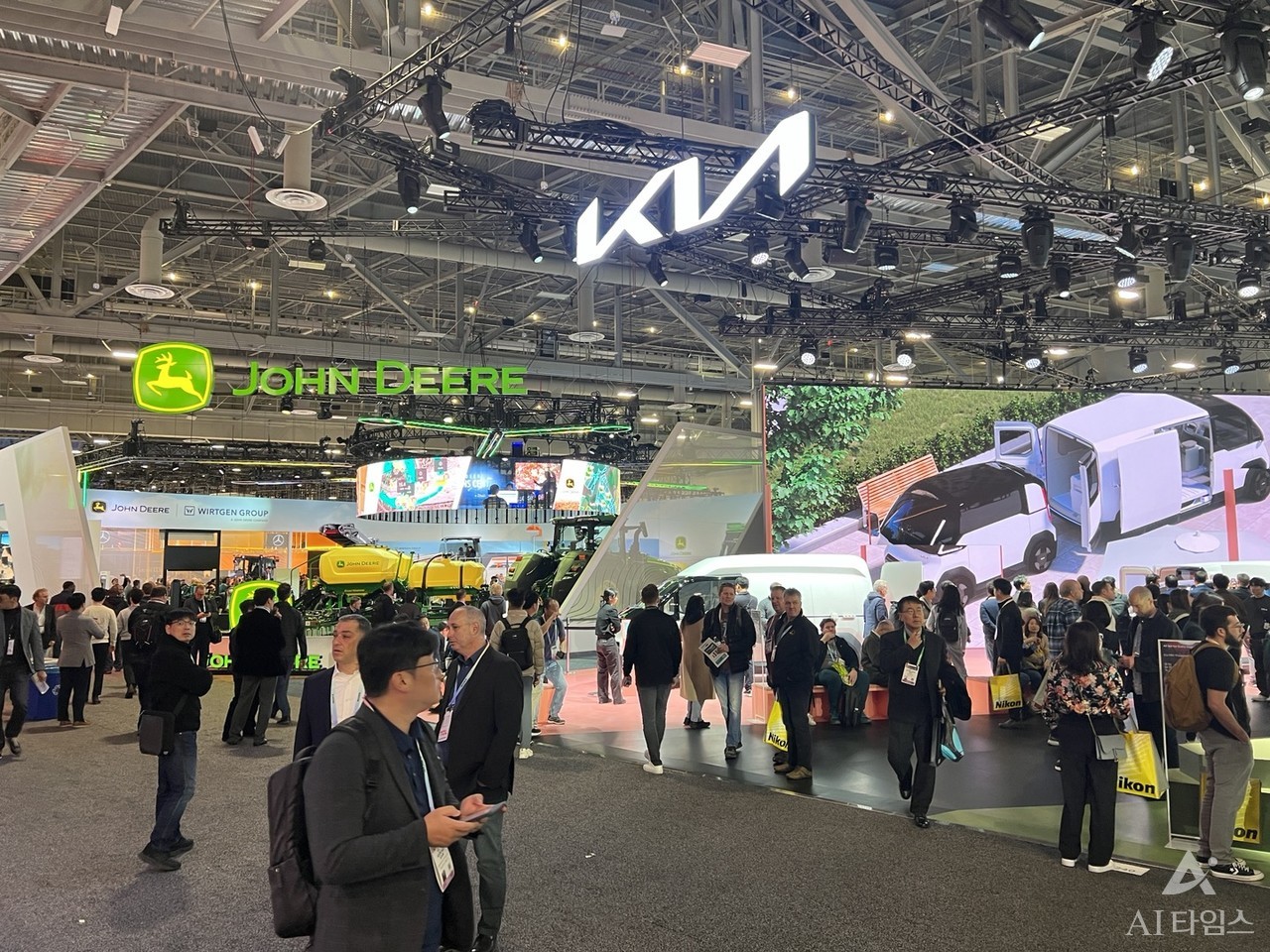 기아의 전시관에도 많은 사람들이 몰렸다. 바로 옆에는 농기계 전문 존 디어 부스가 배치됐다.