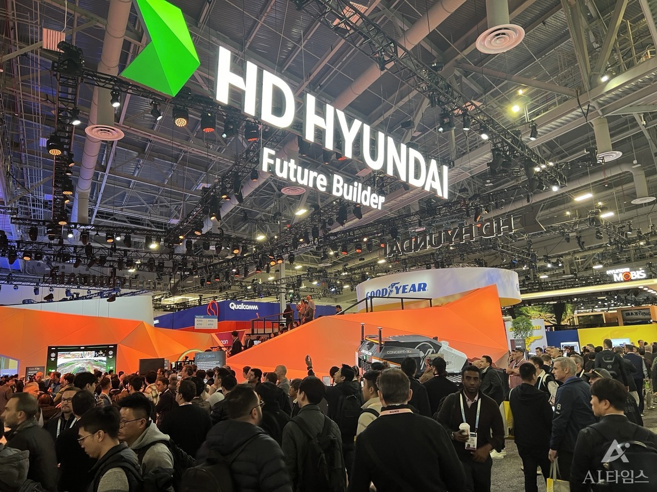 HD현대는 미래 인프라 건설 기술을 선보였다. 정기선 HD현대 CEO는 10일 기조연설에 참여한다.