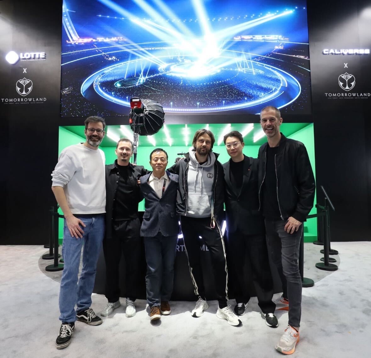 고두영 롯데정보통신 대표(왼쪽 세번째), 김동규 칼리버스 대표(오른쪽 두번째), 브루노 벤웰서네어스 투모로우랜드 대표(오른쪽 첫번째) 등이 CES 현장에서 기념 촬영을 하고 있다. (사진=롯데정보통신)