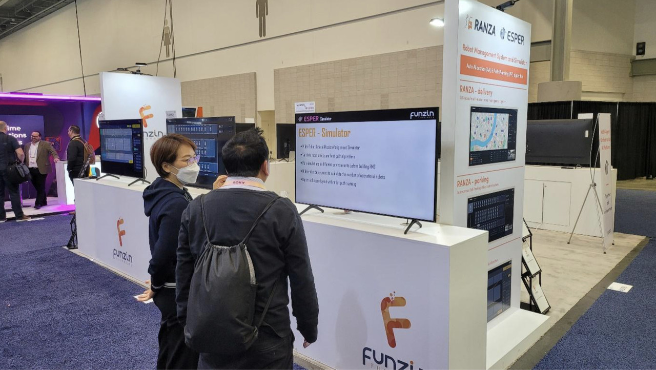 김득화 펀진 대표가 CES 2024 현장에서 해외 바이어에게 ‘란자’와 ‘에스퍼’를 설명하고 있다. (사진=펀진)