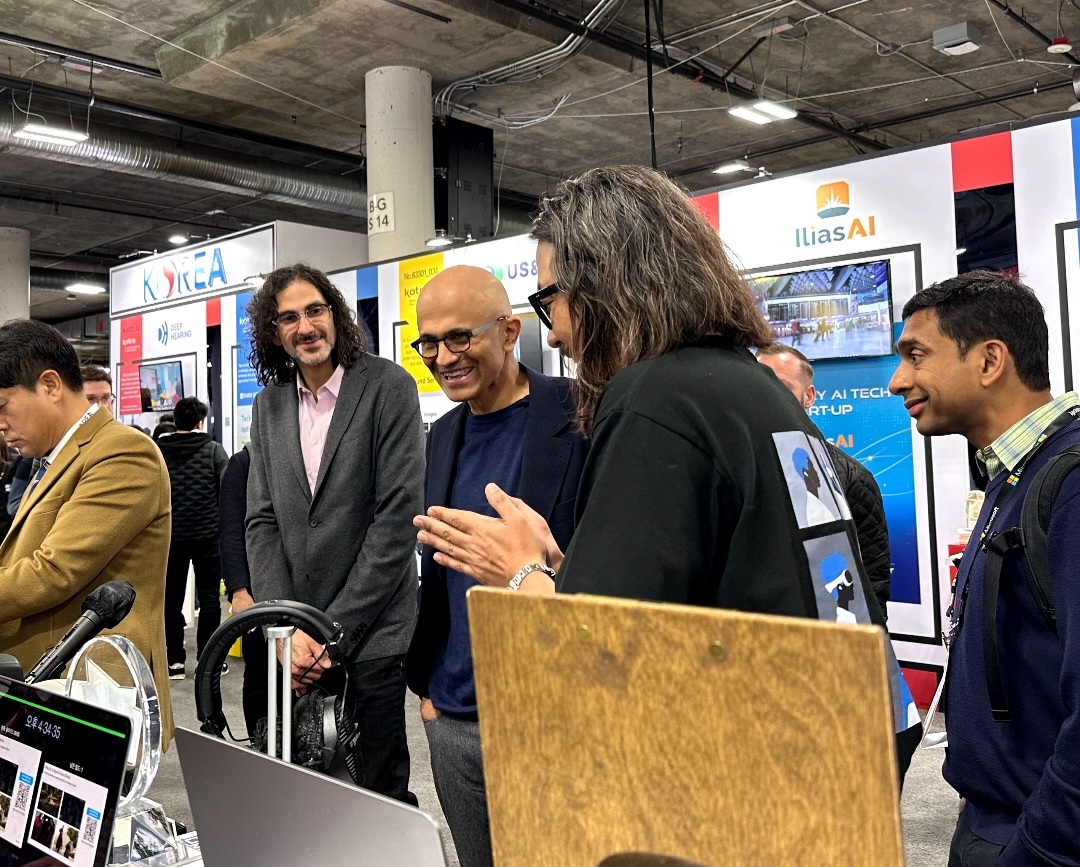 사티아 나델라 MS CEO(가운데)가 가우디오랩에 방문하고 있다. (사진=가우디오랩)