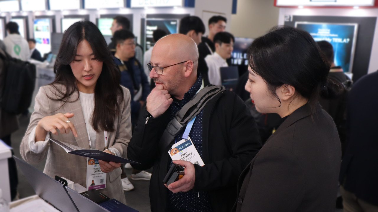 서현주 COO(오른쪽 첫번째)가 미국 관계자에게 아치쓰리디 라이너를 설명하고 있다. (사진=캐럿펀트)