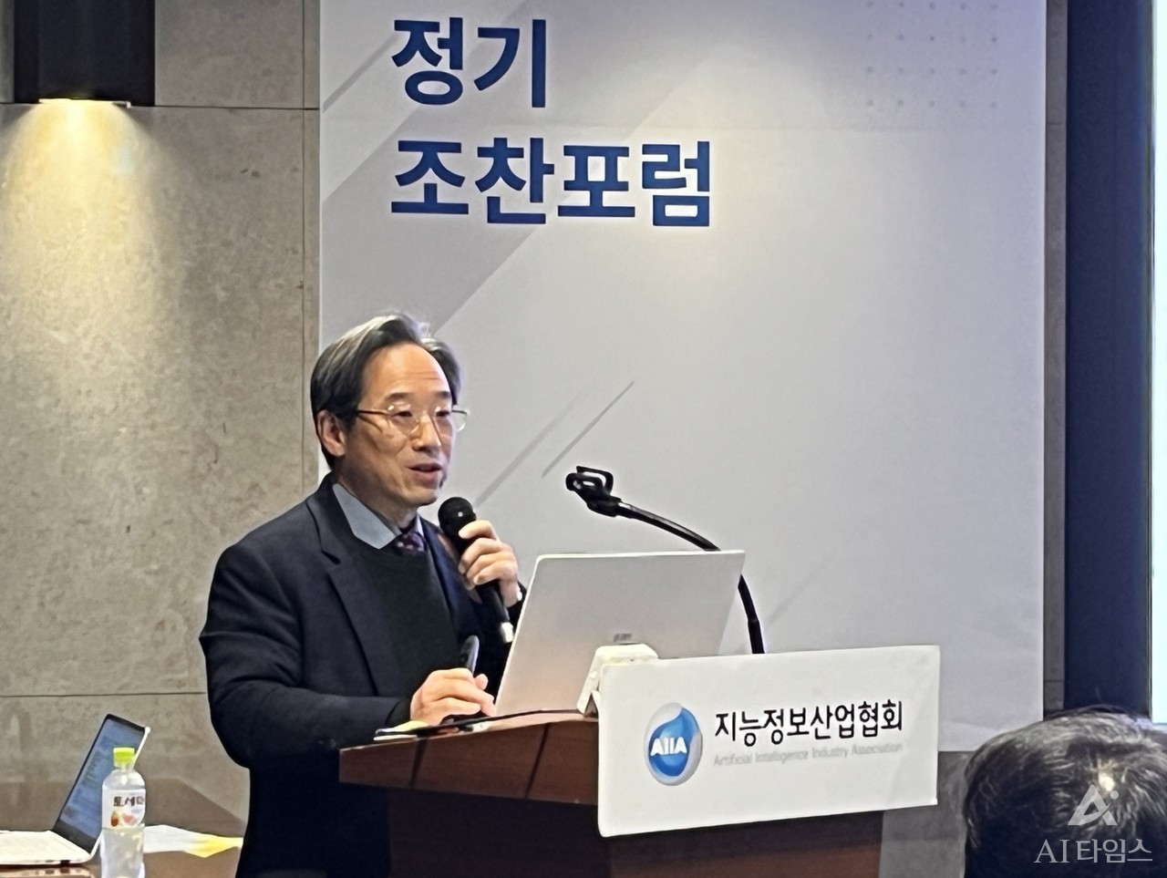김두현 교수가 23일 양재동 엘타워에서 열린 AIIA조찬 포럼에서 오픈소스의 가치와 대응방안에 관해 발표하고 있다.