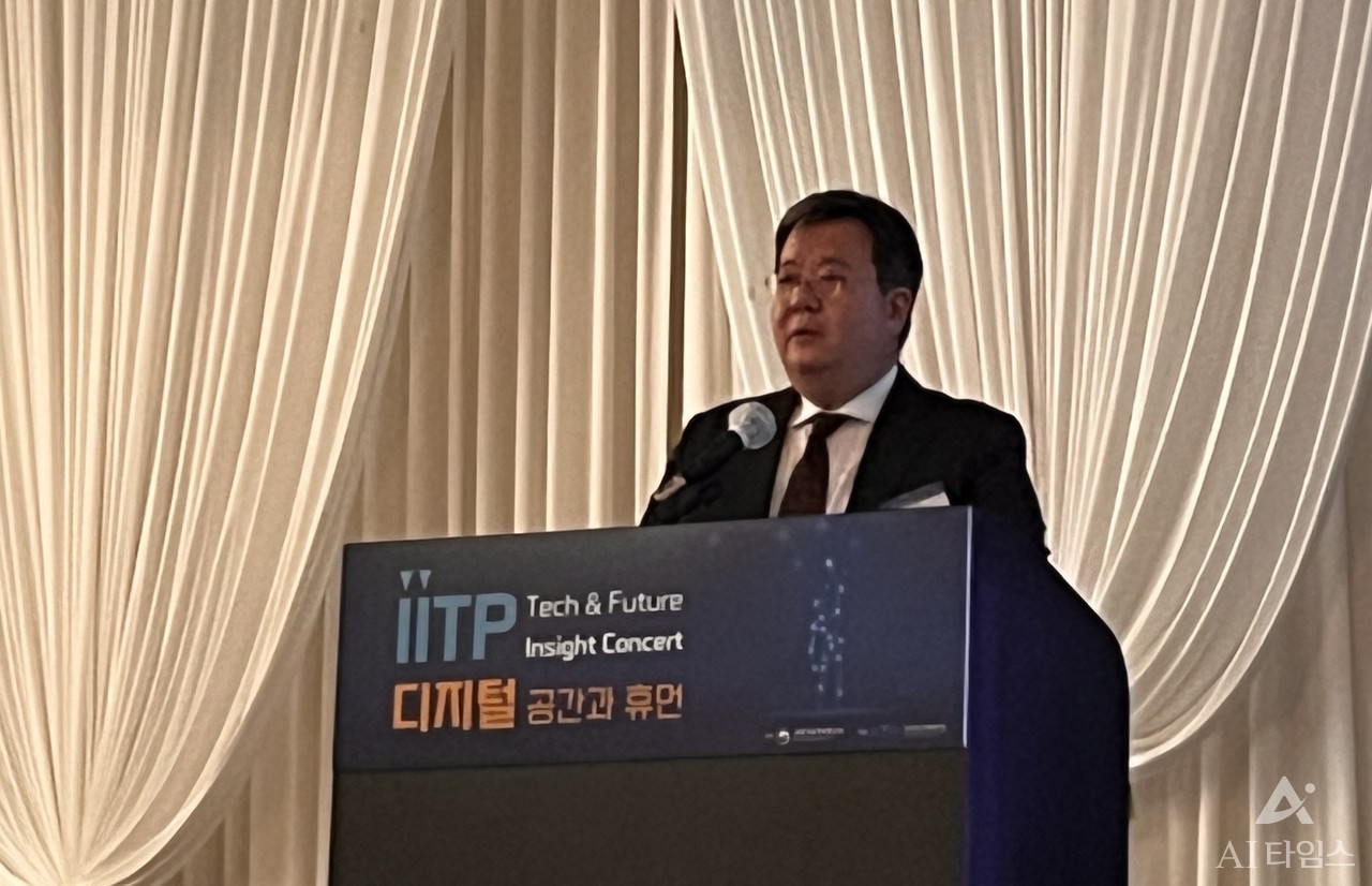 Heo Wook, Vice President of Meta Korea, is giving a keynote speech.