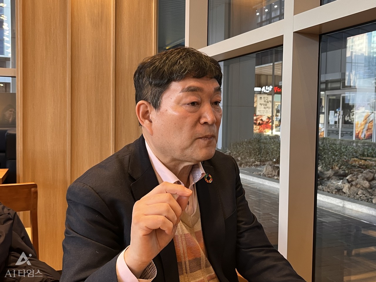 문형남 숙명여자대학교 교수가 'AI와 ESG 대전환'에 대해 설명하고 있다.