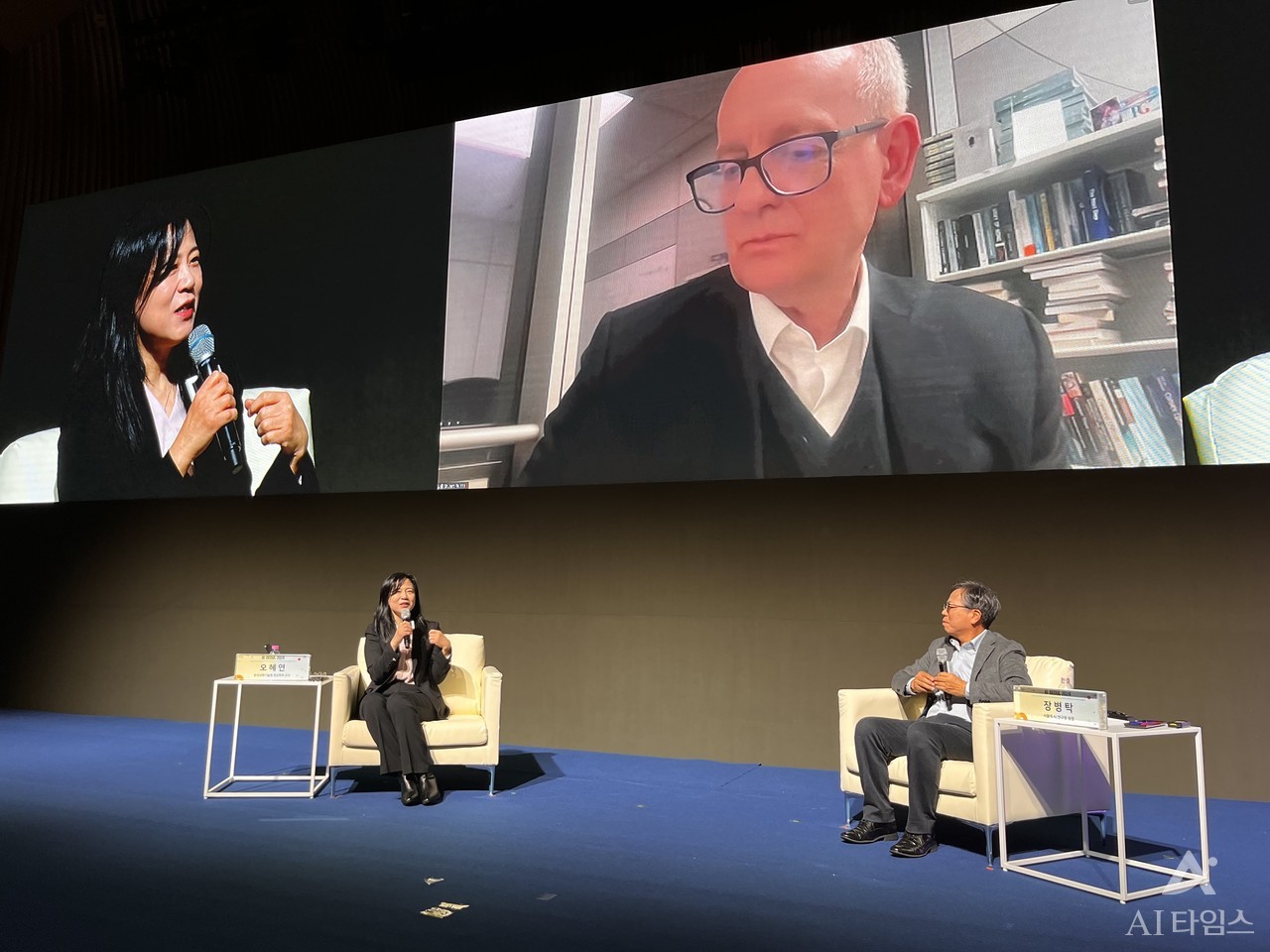 오혜연 한국과학기술원 교수(왼쪽부터), 스튜어트 러셀 UC버클리대 교수, 장병탁 서울대학교 AI 연구원 원장 등이 토론하고 있다.
