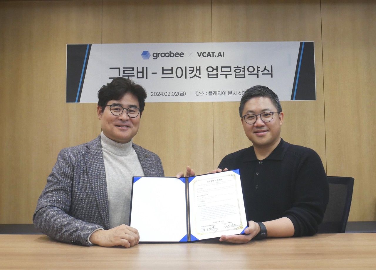 이상훈 플래티어 대표와 정범진 브이캣 대표가 업무협약 체결 후 기념 사진을 촬영하고 있다(사진=브이캣)