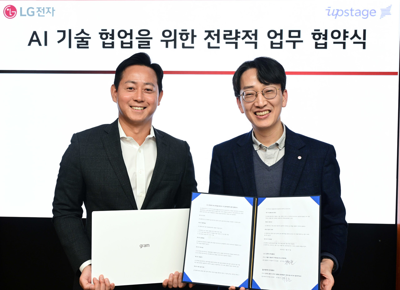 최홍준 업스테이지 부사장(왼쪽)과 공혁준 LG전자 IT CX담당이 '온디바이스 AI 구축' MOU 체결 기념 사진 촬영을 하고 있다. (사진=업스테이지)