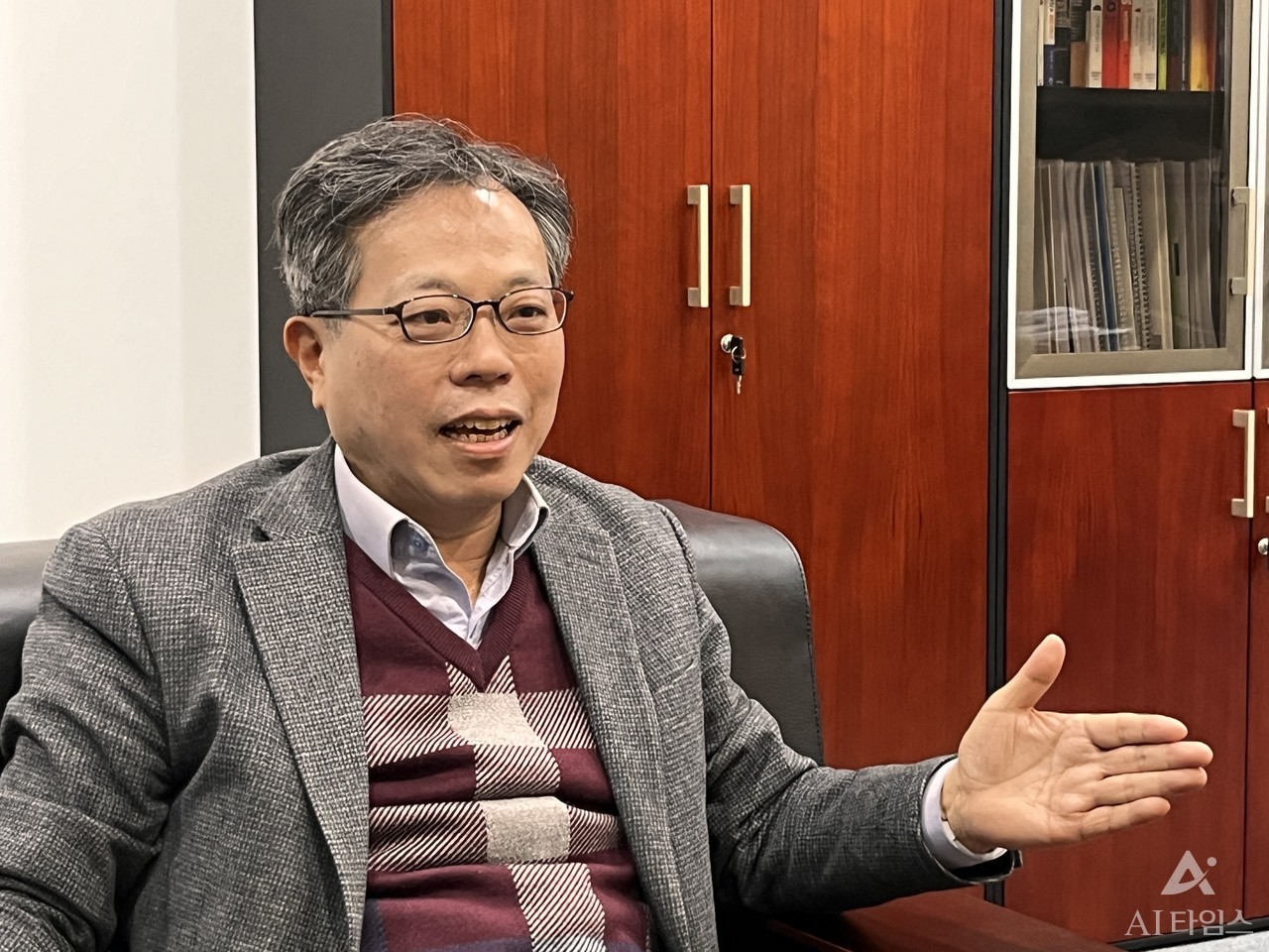 장병탁 교수가 '신체를 가진 AI'에 대해 설명하고 있다.