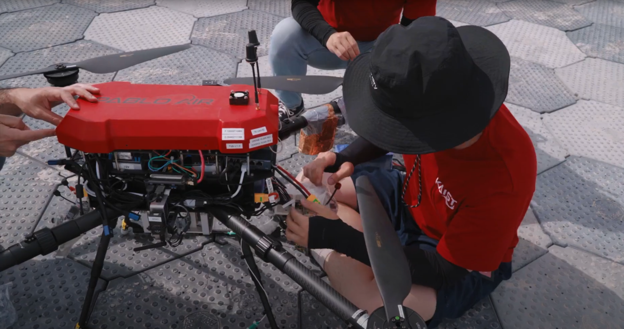 파블로항공 관계자가 드론 PA-H3의 기술 시연을 준비하고 있다. (사진=파블로항공)