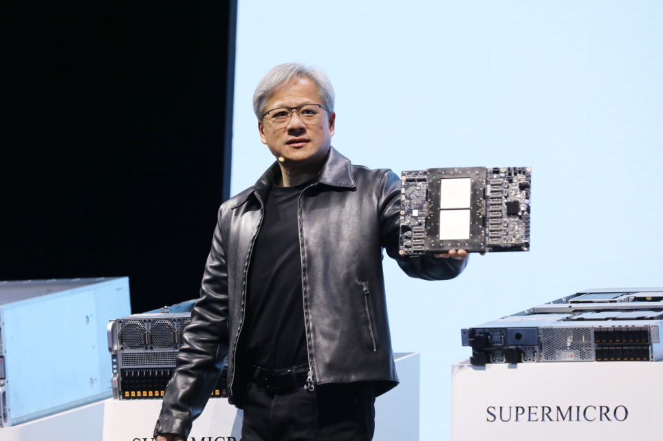 젠슨 황 엔비디아 CEO가 지난해 6월 대만에서 열린 컴덱스에 참가, 'GH200 그레이스 호퍼 슈퍼칩'을 소개하고 있다. (사진=셔터스톡)
