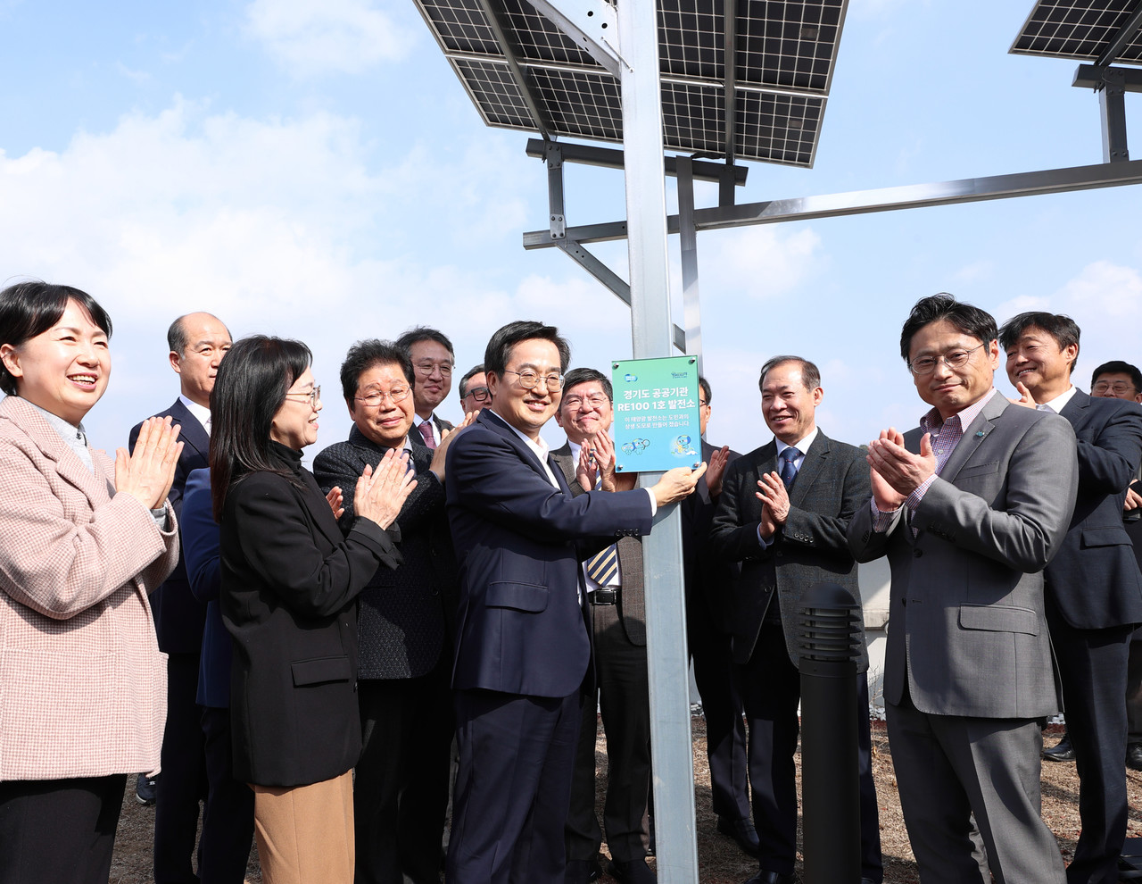 김동연 경기도지사가 ‘공공기관 RE100 1호 발전소’ 현판을 태양광발전소 시설에 부착하고 있다.(사진=경기도)