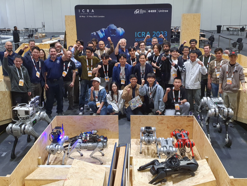 KAIST팀(가운데)이 '2023 국제 로봇 및 자동화 학술대회'에서 우승을 차지한 뒤 MIT 및 카네기멜론대팀과 함께 기념 사진을 촬영하고 있다. (사진=KAIST)