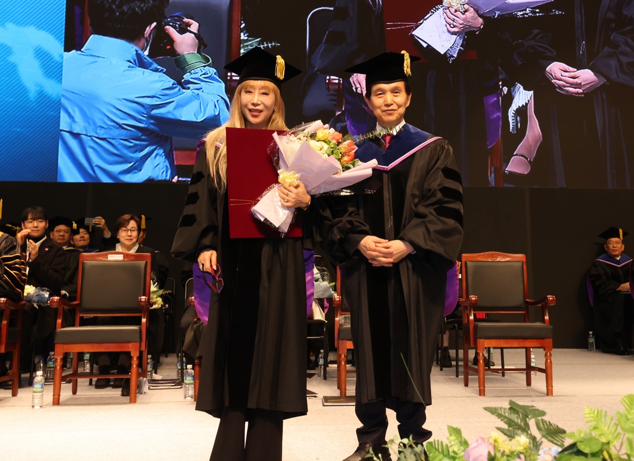   조수미 KAIST초빙석학교수가 이광형 총장과 포즈를 취하고 있다. (사진=KAIST)