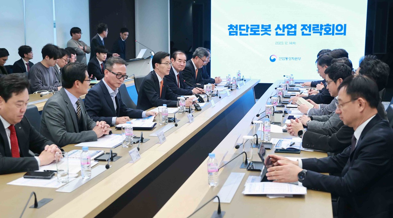 지난해 12월 열린 산업부의 첨단로봇 산업 전략회의 (사진=산업부)