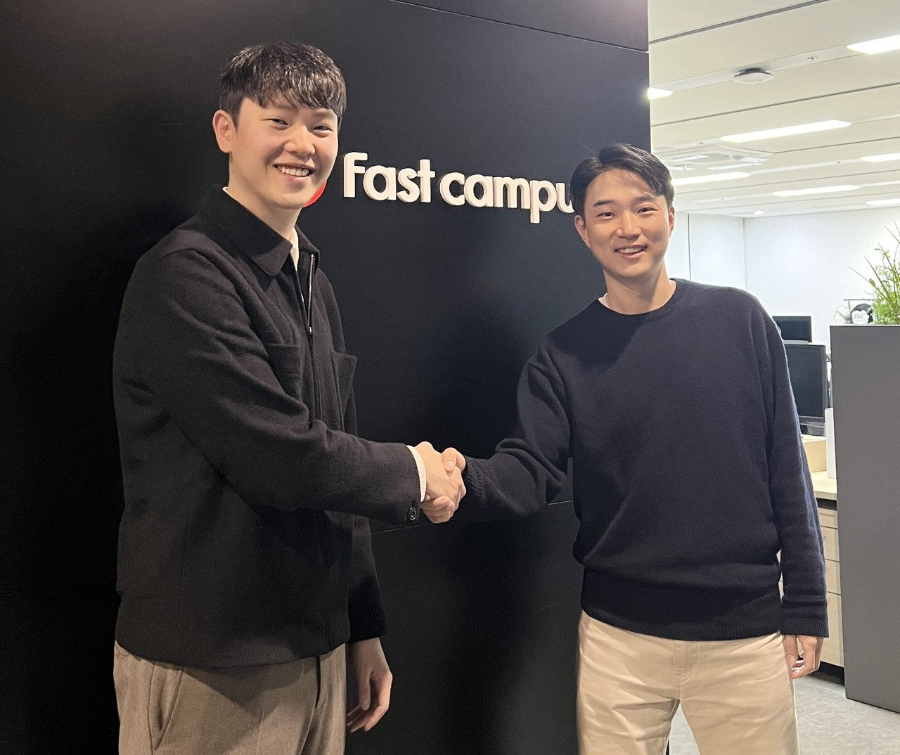김기정 콕스웨이브 대표(왼쪽)와 신해동 패스트캠퍼스 대표 (사진=콕스웨이브)