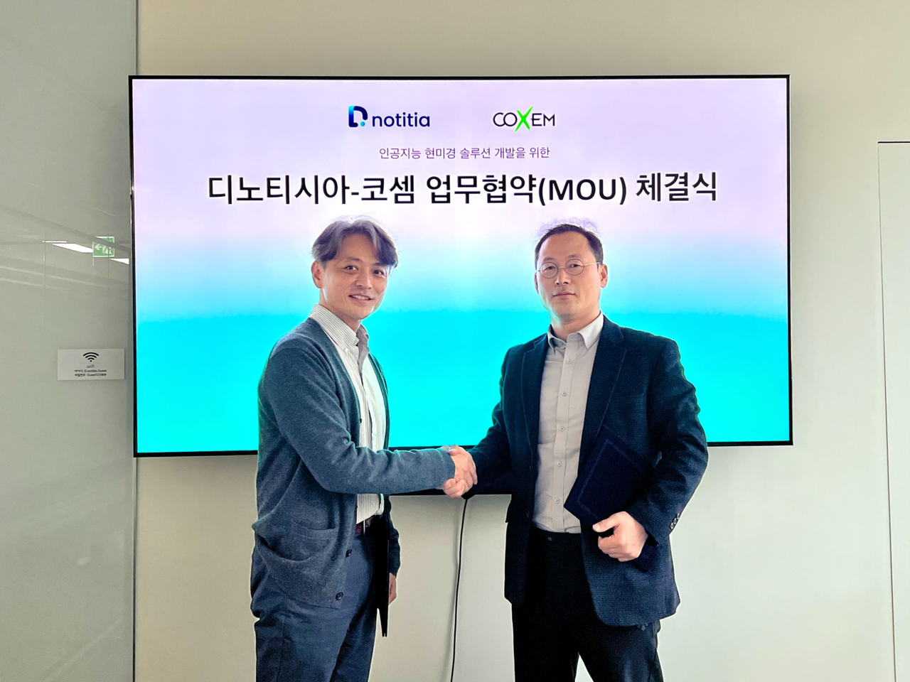 정무경 디노티시아 대표와 이준희 코셈 대표가 업무협약식에서 기념사진을 찍고 있다.(사진=디노티시아)