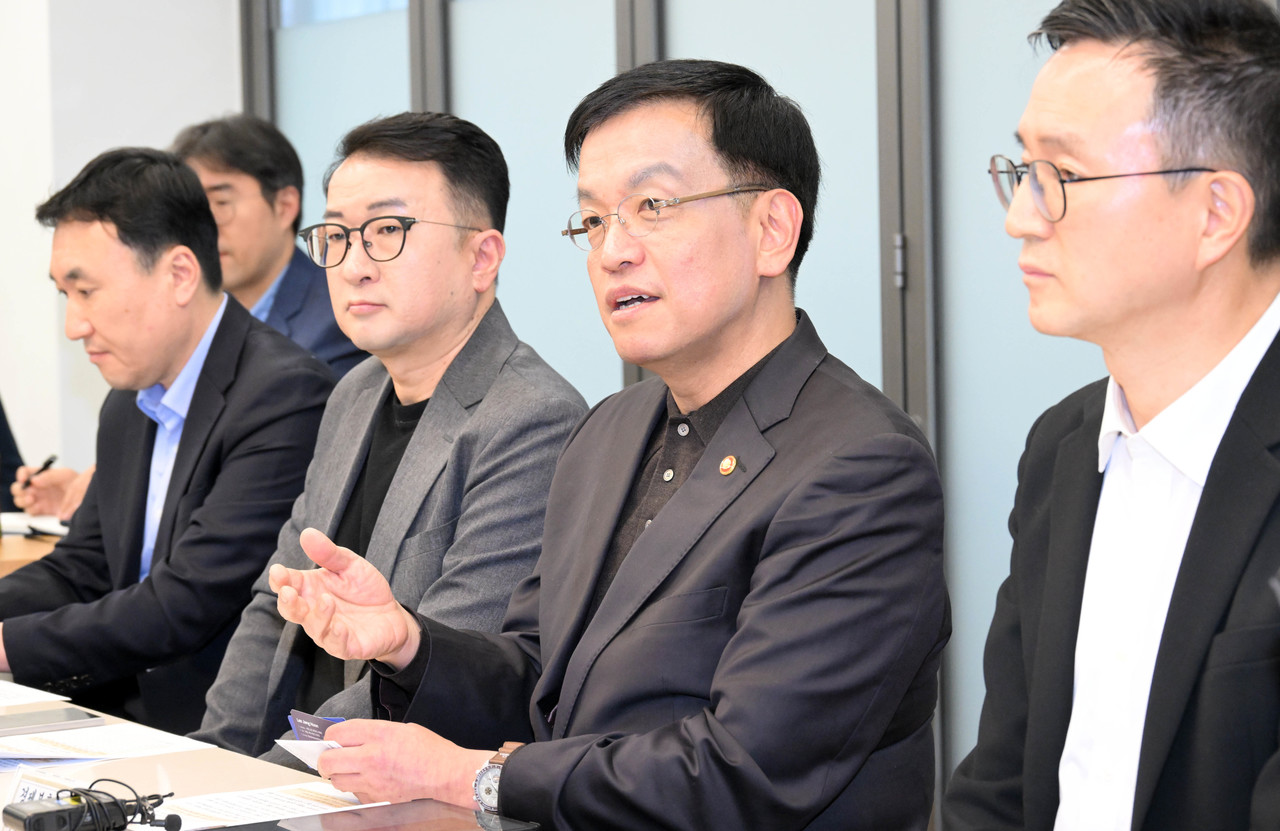 최상목 기획재정부 장관이 스타트업 대표들과의 간담회에서 대화를 나누고 있다. (사진=기재부)