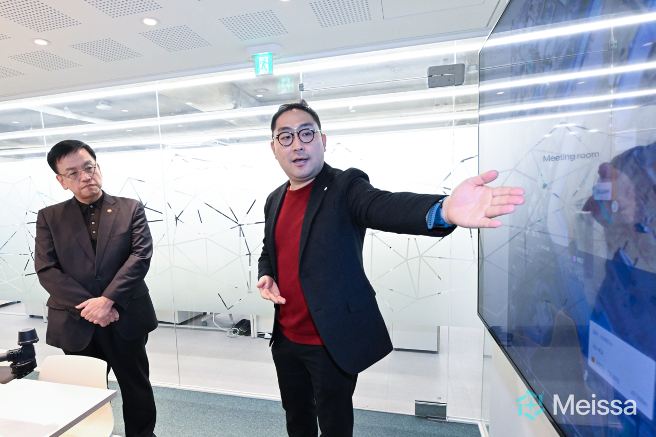 김영훈 메이사 대표(오른쪽)이 최상목 기획재정부 장관에게 메이사 솔루션을 설명하고 있다. (사진=메이사)