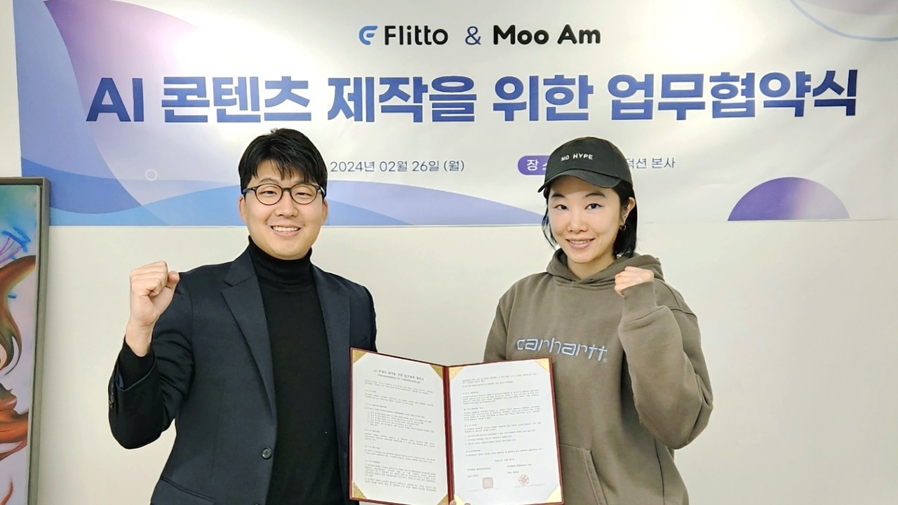 박충원 플리토 커뮤니케이션실장(왼쪽)과 현해리 무암 프로덕션  대표가 MOU 체결 기념 촬영을 하고 있다.(사진=플리토)