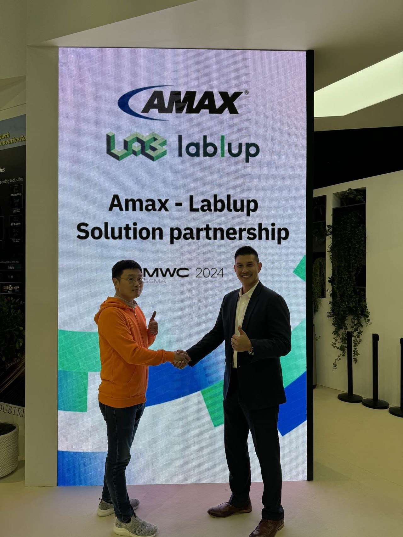 신정규 래블업 대표(왼쪽)와 보어 싸오 AMAX 수석 부사장이 비즈니스 확장 협약 기념 사진 촬영을 하고 있다. (사진=래블업)