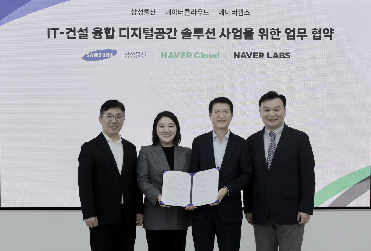 김유원 네이버클라우드 대표(왼쪽부터), 채선주 네이버 대외/ESG 정책 대표, 오세철 삼성물산 건설부문 대표, 석상옥 네이버랩스 대표가 MOU 체결 기념 사진 촬영을 하고 있다. (사진=네이버)