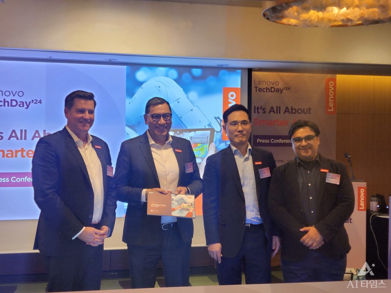 플린 멜로이 부회장(왼쪽부터), 수미르 바티아 사장, 윤석준 코리아 부사장 등이 기념촬영을 하고 있다.