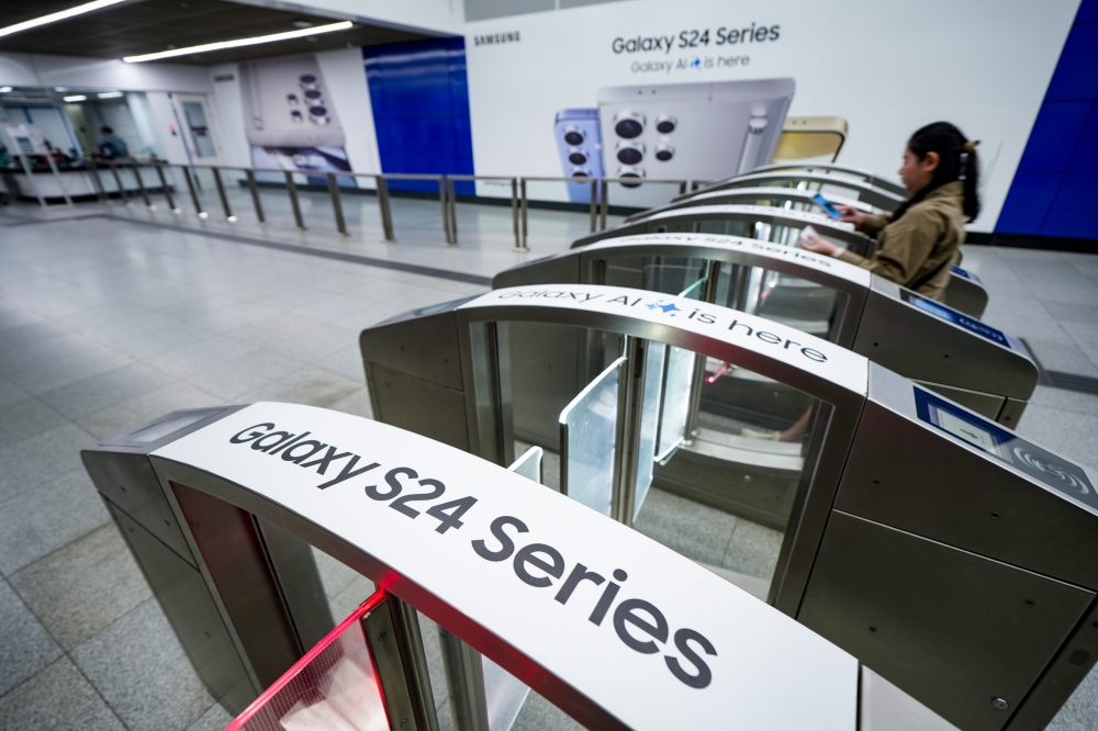 ‘갤럭시 S24’와 ‘갤럭시 AI’ 이미지로 랩핑된 말레이시아 쿠알라룸푸르 ‘TRX 삼성 갤럭시역’ 모습(사진=삼성전자)
