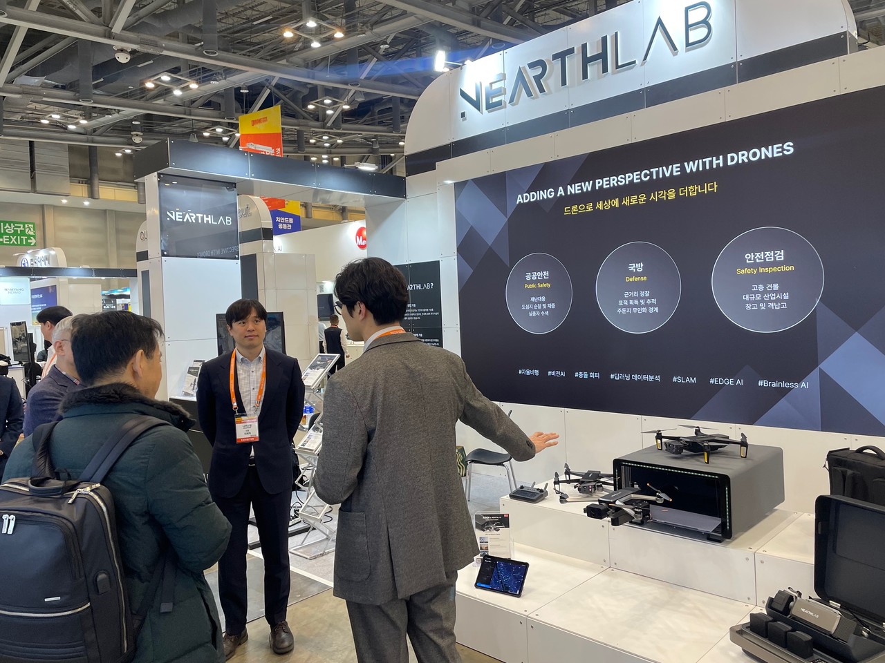 나호영 니어스랩 이사(오른쪽)가 6일 벡스코에서 열린 '드론쇼 코리아'에서 참관객에게 드론 스테이션을 설명하고 있다. (사진=니어스랩)