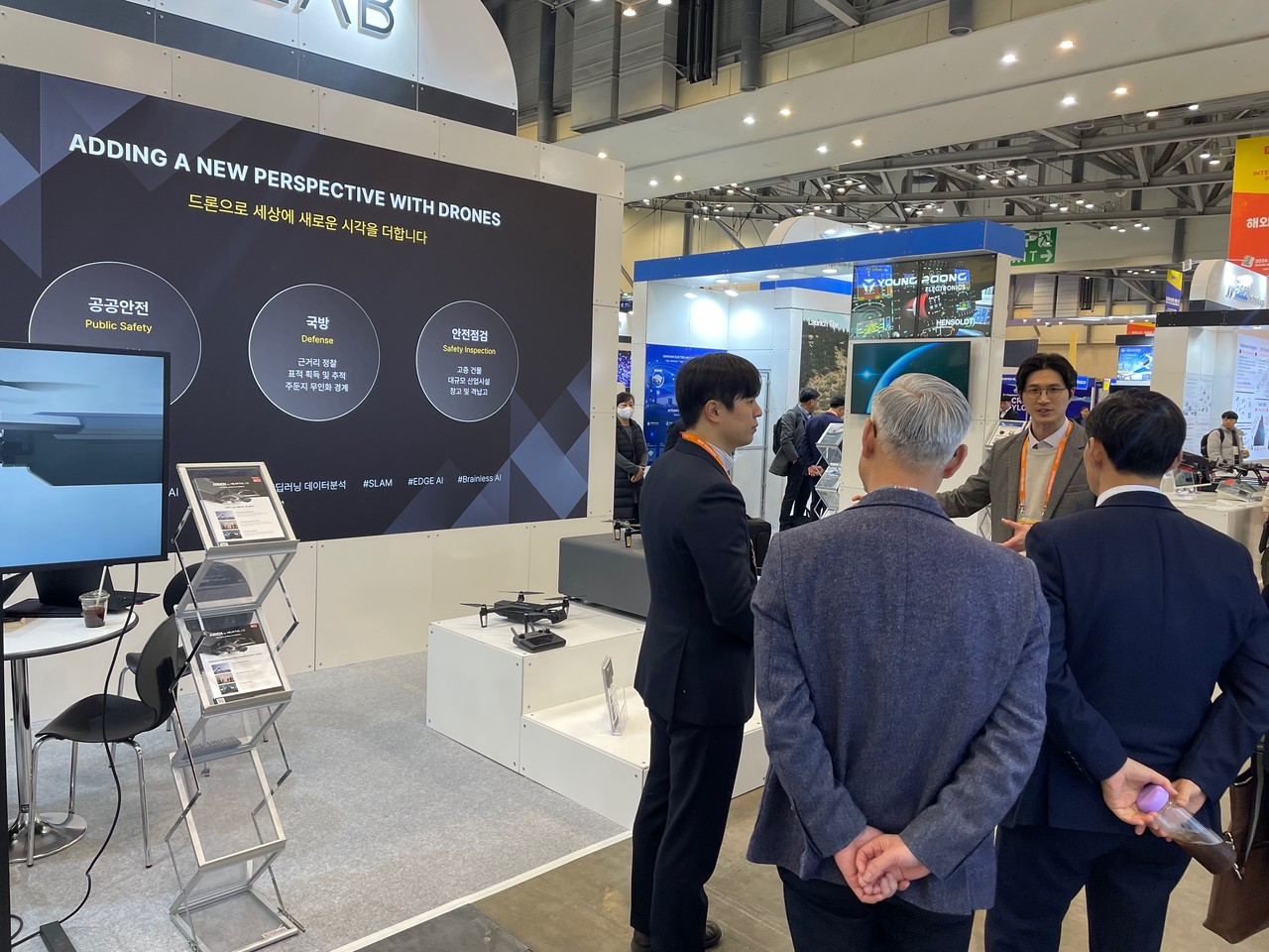 최재혁 니어스랩 대표(왼쪽)가 '드론쇼 2024' 관람객에게 니어스랩의 비전에 관해 설명하고 있다. (사진= 니어스랩)